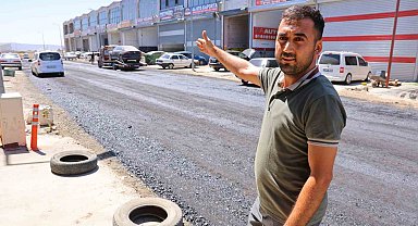 İlçe belediyesinin sorumluluğundaki yollar esnafın mağduriyeti üzerine Kahramanmaraş Büyükşehir Belediyesi tarafından yapılıyor