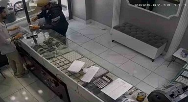 İnternetten araştırma yapıp silahla kuyumcuyu soyan zanlının görüntüleri ortaya çıktı