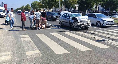 Işıklı kavşakta 2 otomobil çarpıştı: 1 yaralı