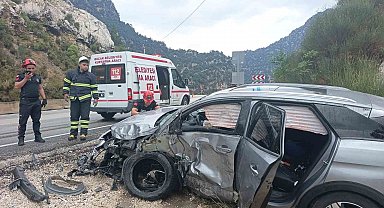 Isparta-Antalya kara yolunda otomobil ile pikap çarpıştı: 4 yaralı