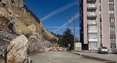 Isparta'da kayaların tehdit ettiği mahallenin geleceği masaya yatırıldı