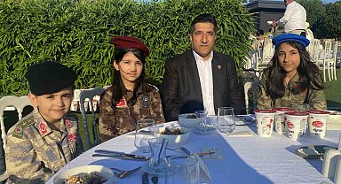 İstanbul Valisi Gül: "Sokakta birbirine benzemeyen, birbiri gibi düşünmeyen, birbiri gibi giyinmeyen herkesin bu darbecilere karşı durduğunu gördük"