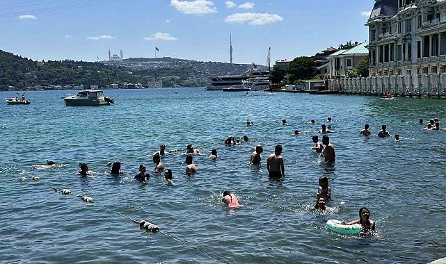 İstanbul'da sıcak hava bunalttı: Vatandaşlar kendini boğazın serin sularına bıraktı