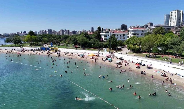 İstanbul'da sıcak hava sahillere akın ettirdi: Caddebostan'da deniz keyfi dronla görüntülendi