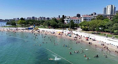 İstanbul'da sıcak hava sahillere akın ettirdi: Caddebostan'da deniz keyfi dronla görüntülendi