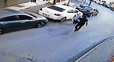 İstanbul'da yolda yürüyen kadının ensesine vurup kaçtı, o anlar kameraya yansıdı