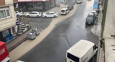 İstanbul'un birçok noktasında sağanak etkili oldu: Yollarda su birikintileri oluştu