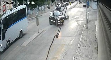 İzmir'de otomobilin motosiklete çarpıp kaçtığı kaza kameraya yansıdı