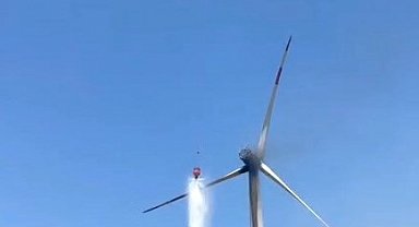 İzmir'de rüzgar türbinindeki yangına helikopterle müdahale