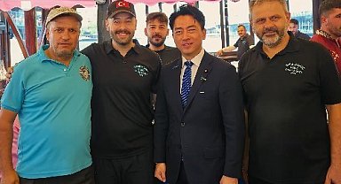 Japonya Savunma Bakan Koizumi Eminönü'nde balık ekmek yedi