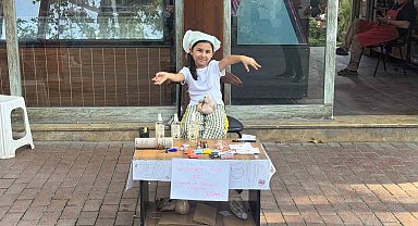 Japonya'ya gitmek için oyuncak ve takılarını satışa çıkardı