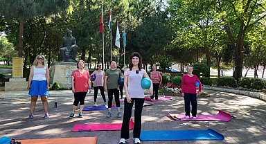 Kadınlar açık havada güne sporla başlıyor