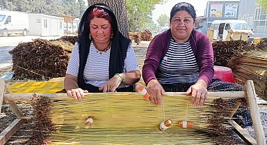 Kahramanmaraş'ın asırlık tarhana geleneğini yaşatan doğal çiğ ustaları naylon ürünlere karşı direniyor