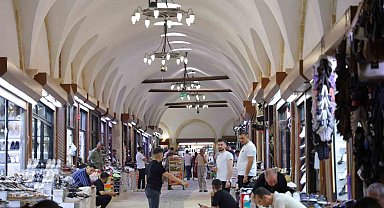 Kahramanmaraş'ın tarihi çarşısı sıcak havada doğal serinlik sunuyor