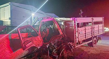Kamyon önce traktöre sonra duvara çarptı: 1 ölü, 3 yaralı