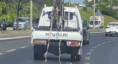 Kamyondan sarkan şeritler trafiği tehlikeye attı