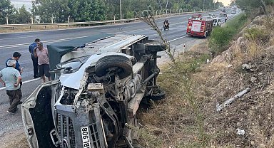 Kamyonet devrildi sürücü yaralı kurtuldu