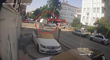 Kamyonet ile otomobil kavşakta çarpıştı, vatandaşlar 'sürekli kaza oluyor' diyerek önlem alınmasını istedi