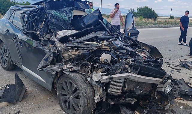 Kamyonete çarpan otomobil hurdaya döndü: 1 yaralı