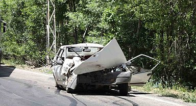 Kamyonetle kafa kafaya çarpışan Fiat Tofaş hurdaya döndü: 1 ölü, 5 yaralı
