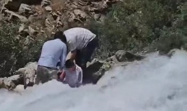 Kanispi Şelalesi'nde korku dolu anlar: Akıntının ortasında kalan çocuk son anda kurtarıldı