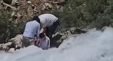 Kanispi Şelalesi'nde korku dolu anlar: Akıntının ortasında kalan çocuk son anda kurtarıldı