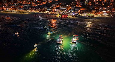 Karaburun sahili sarı-lacivert renklere büründü