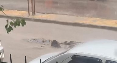 Karacabey'de şiddetli yağmur yolları göle çevirdi