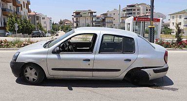 Karaman'da dubaya çarpan otomobilin tekeri ile egzozu koptu: Kaza anı kamerada