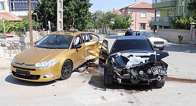 Karaman'da iki otomobilin çarpıştığı kazada 3 kişi yaralandı: Kaza anı kameraya yansıdı