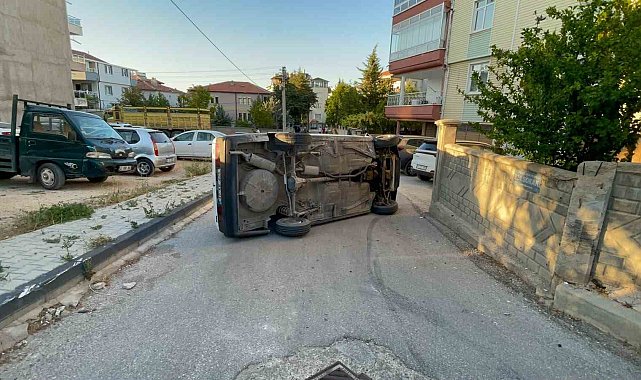 Karaman'da kaldırıma çarpan otomobil yan yattı: Kazada sürücünün burnu bile kanamadı