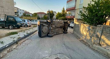 Karaman'da kaldırıma çarpan otomobil yan yattı: Kazada sürücünün burnu bile kanamadı