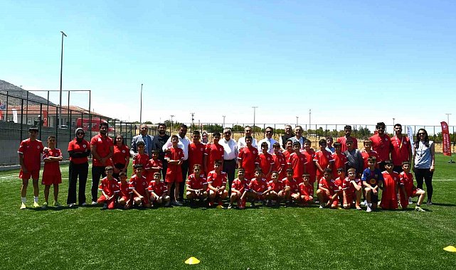 Karaman'ın Kazımkarabekir ilçesinde yaz futbol kursu açıldı