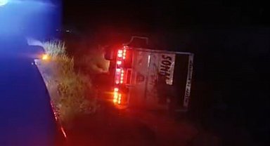 Karapınar'da kamyon şarampole devrildi: 2 yaralı