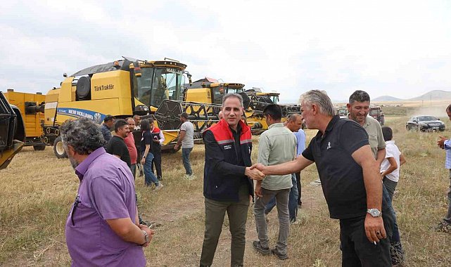 Kars'ta 2026 hububat hasadı başladı: İlk biçim tarlada yapıldı