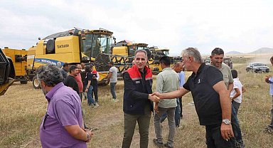 Kars'ta 2026 hububat hasadı başladı: İlk biçim tarlada yapıldı