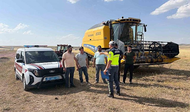 Kars'ta biçerdöver ve traktör sürücülerine kapsamlı trafik eğitimi verildi