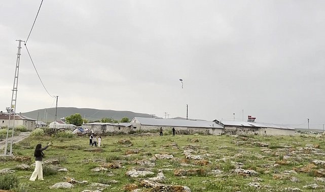 Kars'ta köy çocuklarının uçurtma sevinci