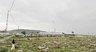 Kars'ta köy çocuklarının uçurtma sevinci