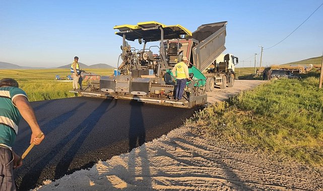 Kars'ta köy yollarında ulaşım hamlesi! BSK ve beton yol çalışmaları aralıksız sürüyor