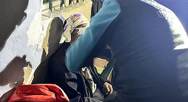 Kars'ta UMKE zorlu araziyi aştı; Yaylada yaralanan 81 yaşındaki vatandaş kurtarıldı