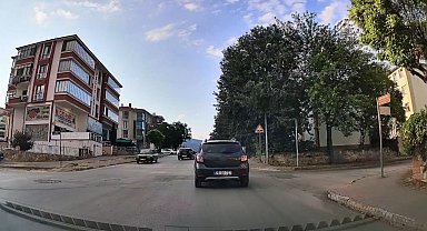 Karşı yönden gelen araçlara rağmen sollama yapan sürücü kamerada