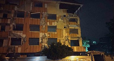 Kartal'da metruk binanın balkonu çöktü