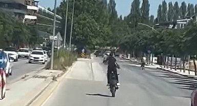 Kasksız ve plakasız şekilde önce tek teker üzerinde ilerledi, sonra kırımızı ışıkta geçti