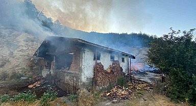 Kastamonu'da evde çıkan yangın ormana sıçradı