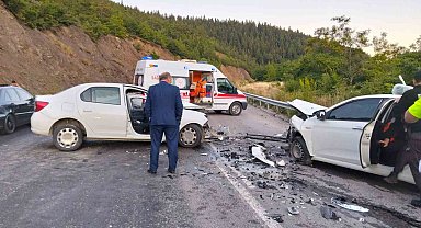 Kastamonu'da iki otomobil kafa kafaya çarpıştı: 4 yaralı
