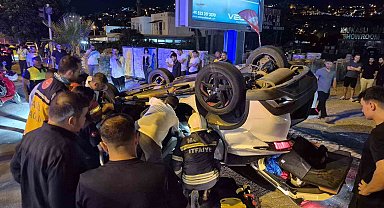 Kavşakta çarpışan otomobil devrildi: 1 yaralı