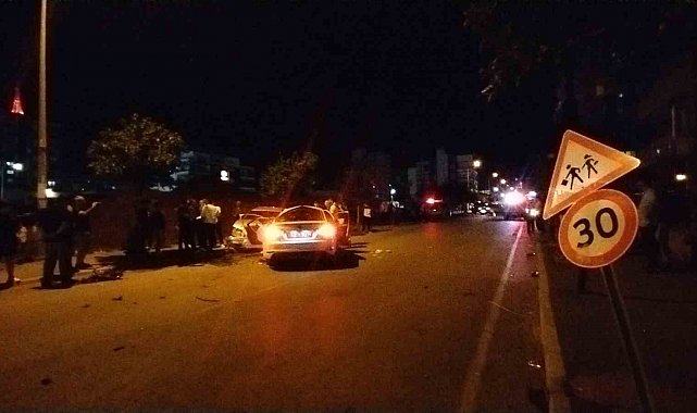 Kavşakta feci kaza: 3 otomobil hurdaya döndü, 7 kişi yaralandı