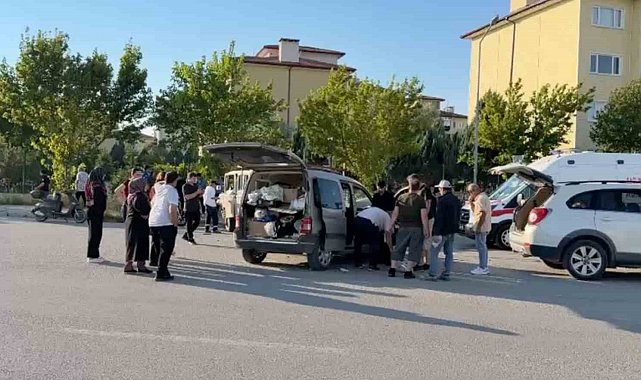 Kavşakta kamyonet ile hafif ticari araç çarpıştı: 1'i ağır 3 yaralı