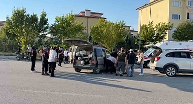 Kavşakta kamyonet ile hafif ticari araç çarpıştı: 1'i ağır 3 yaralı